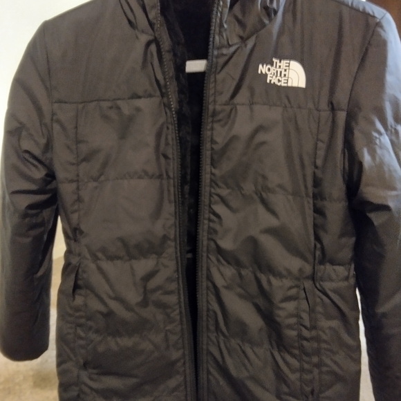 The North Face Women's Black Hooded Puffer Jacket - Picture 4 of 8